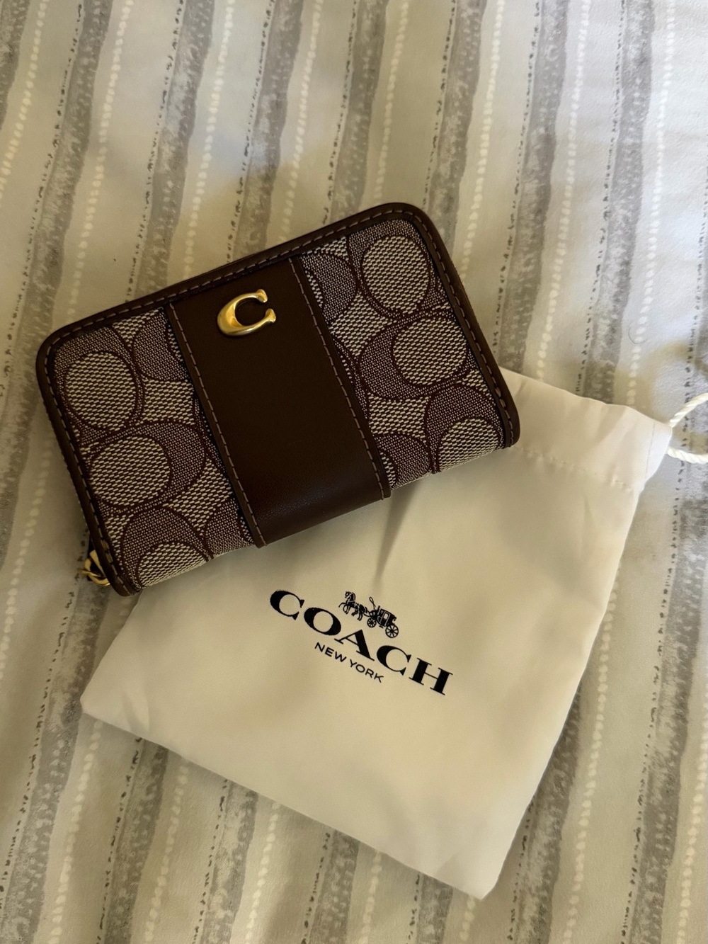 Coach Essential Zip Around Card Case in Signature Jacquard